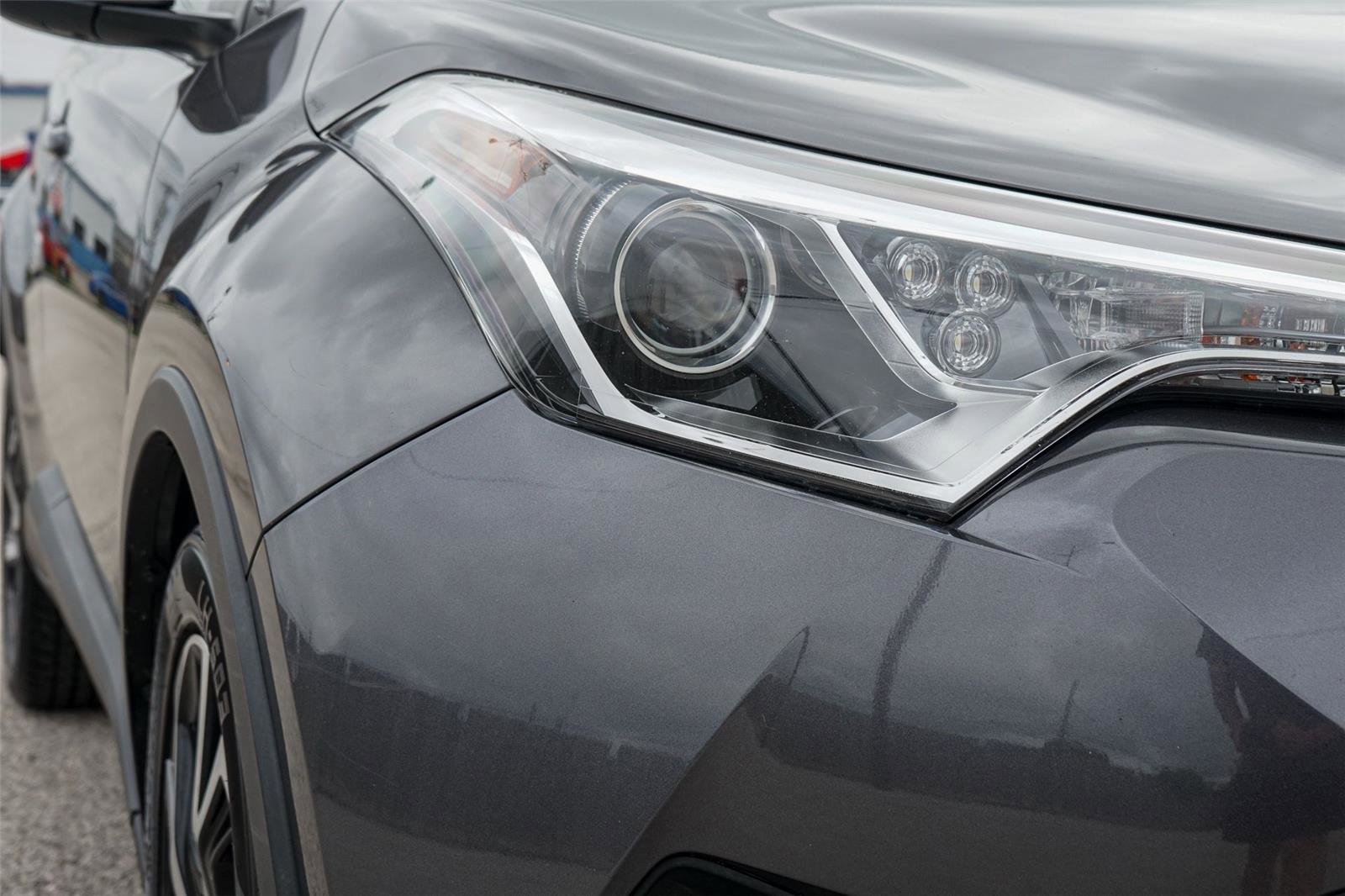 Used 2019 Toyota C-HR XLE FWD image 3