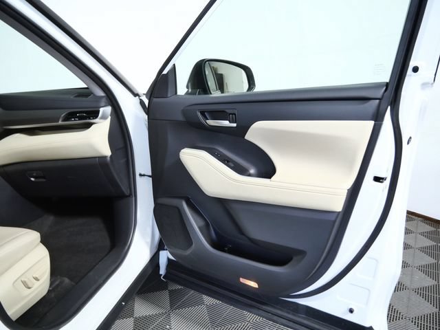 Used 2023 Toyota Highlander XLE AWD/4WD image 10