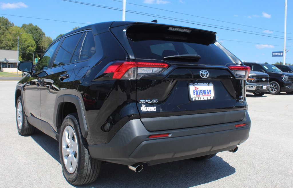 Used 2025 Toyota RAV4 LE AWD/4WD image 10