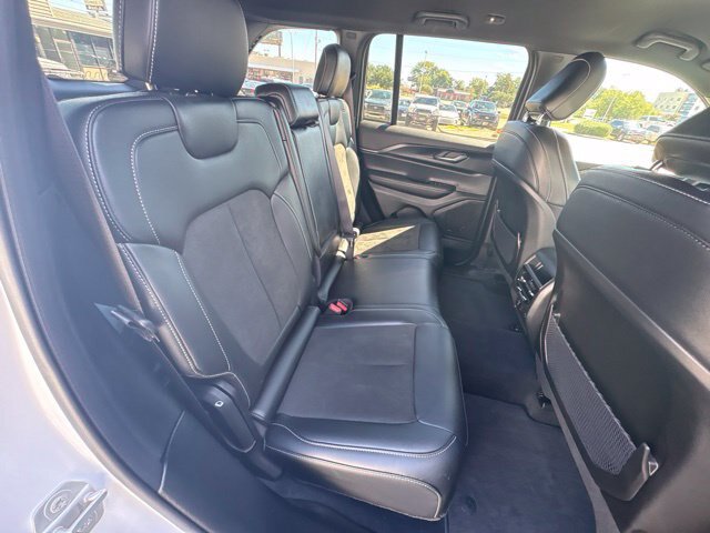 Used 2025 Jeep Grand Cherokee Altitude RWD image 22