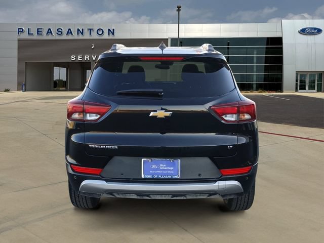 Used 2025 Chevrolet TrailBlazer LT w/ LT Cold Weather Package FWD image 4
