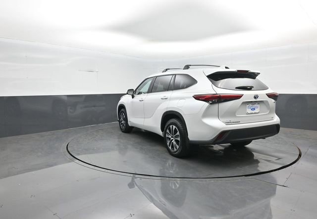 Used 2023 Toyota Highlander XLE AWD/4WD image 5