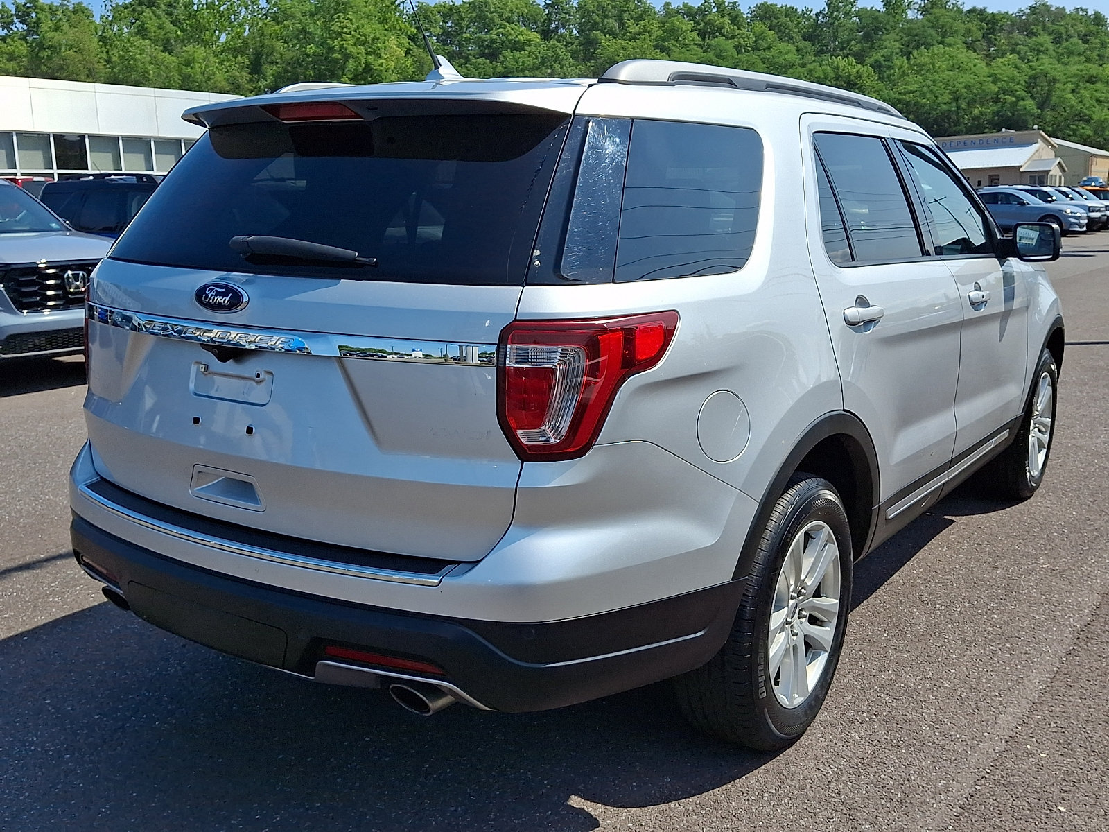 Certified 2018 Ford Explorer XLT w/ Equipment Group 202A AWD/4WD image 10