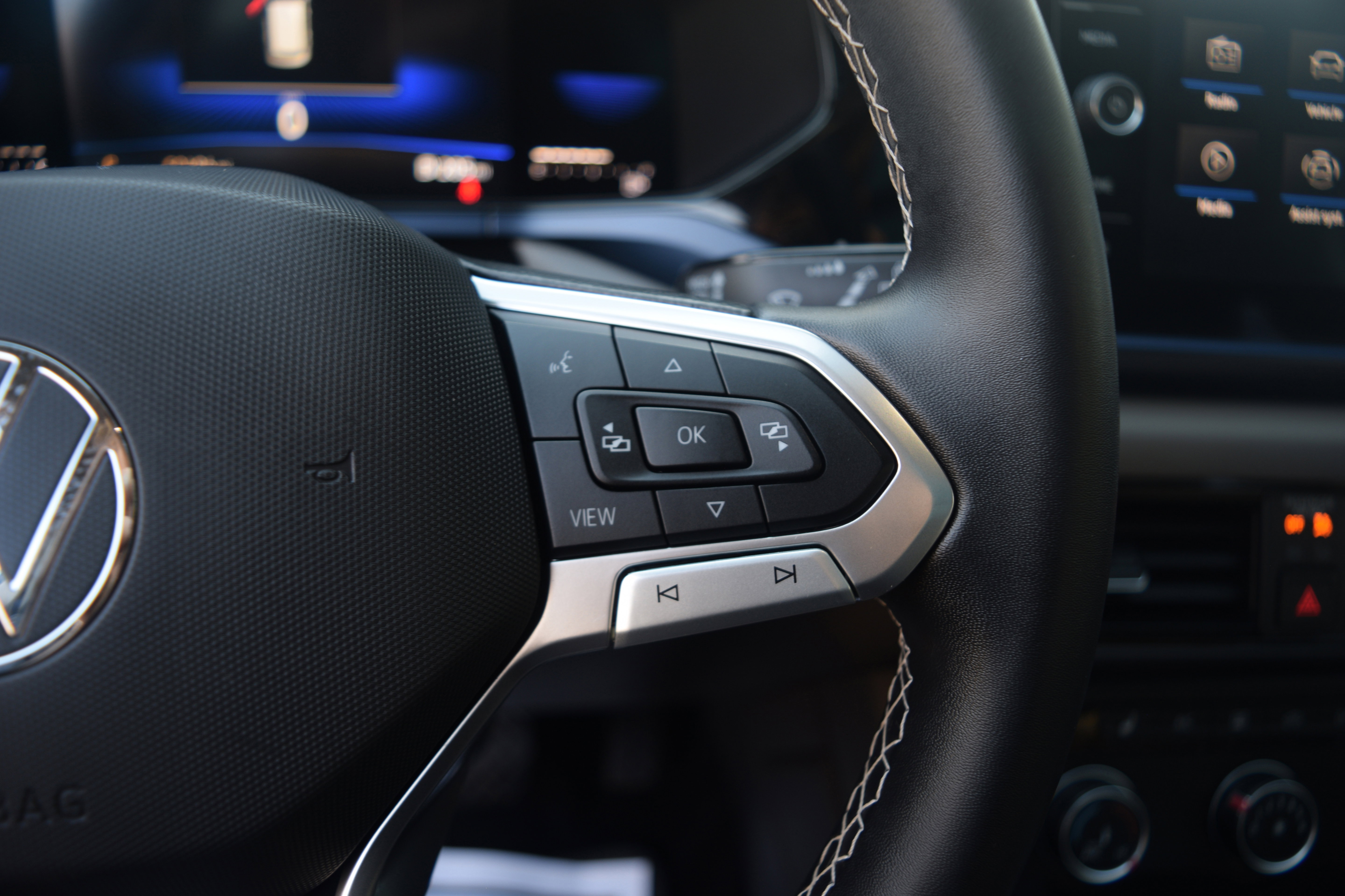 Used 2022 Volkswagen Taos SE w/ Panoramic Sunroof Package image 5