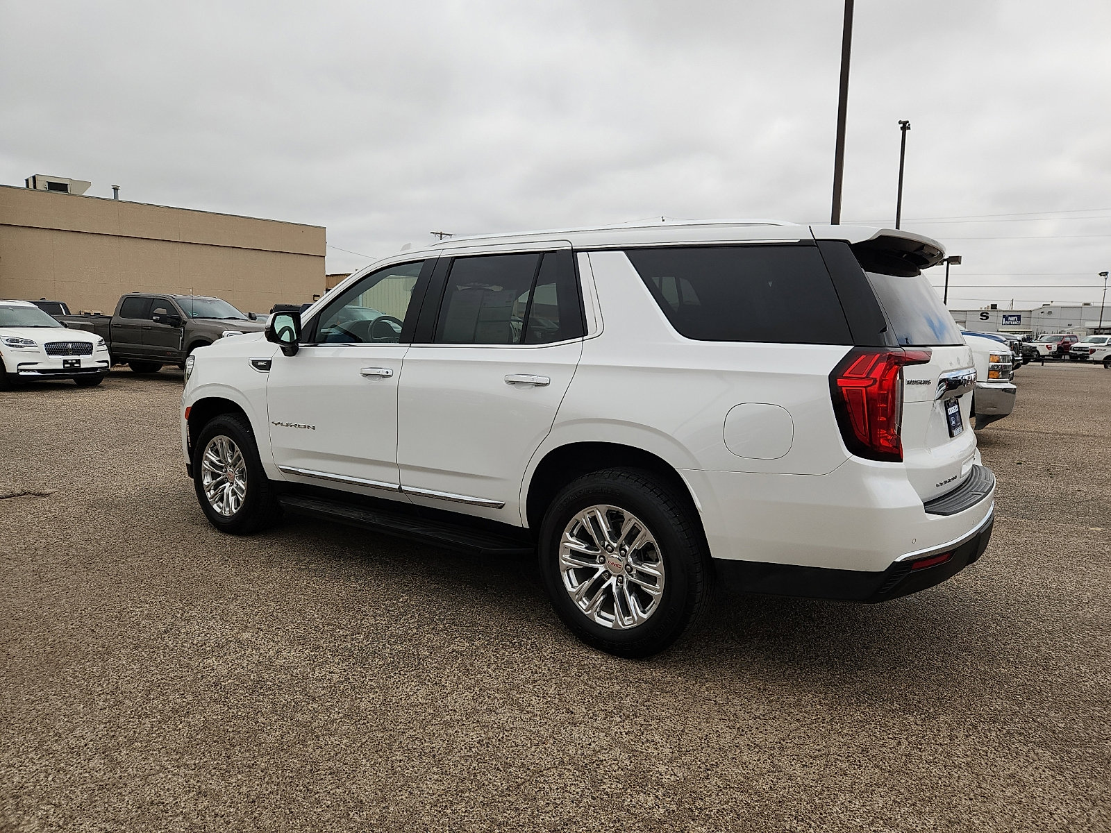 Used 2022 GMC Yukon SLT w/ SLT Luxury Package RWD image 4