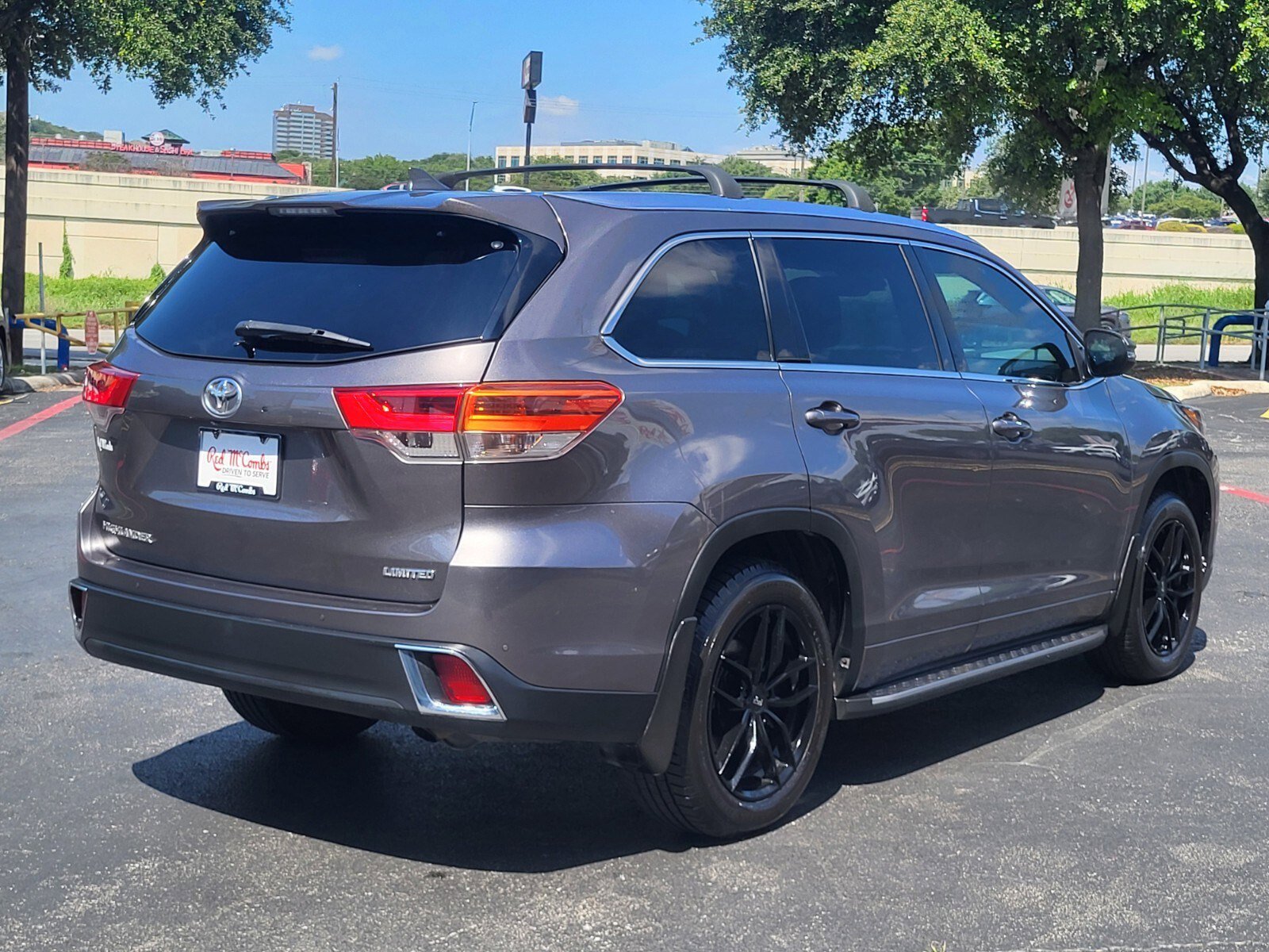 Used 2019 Toyota Highlander Limited Platinum FWD image 4