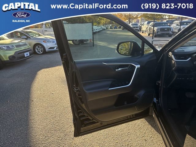 Used 2022 Toyota RAV4 XLE Premium image 19