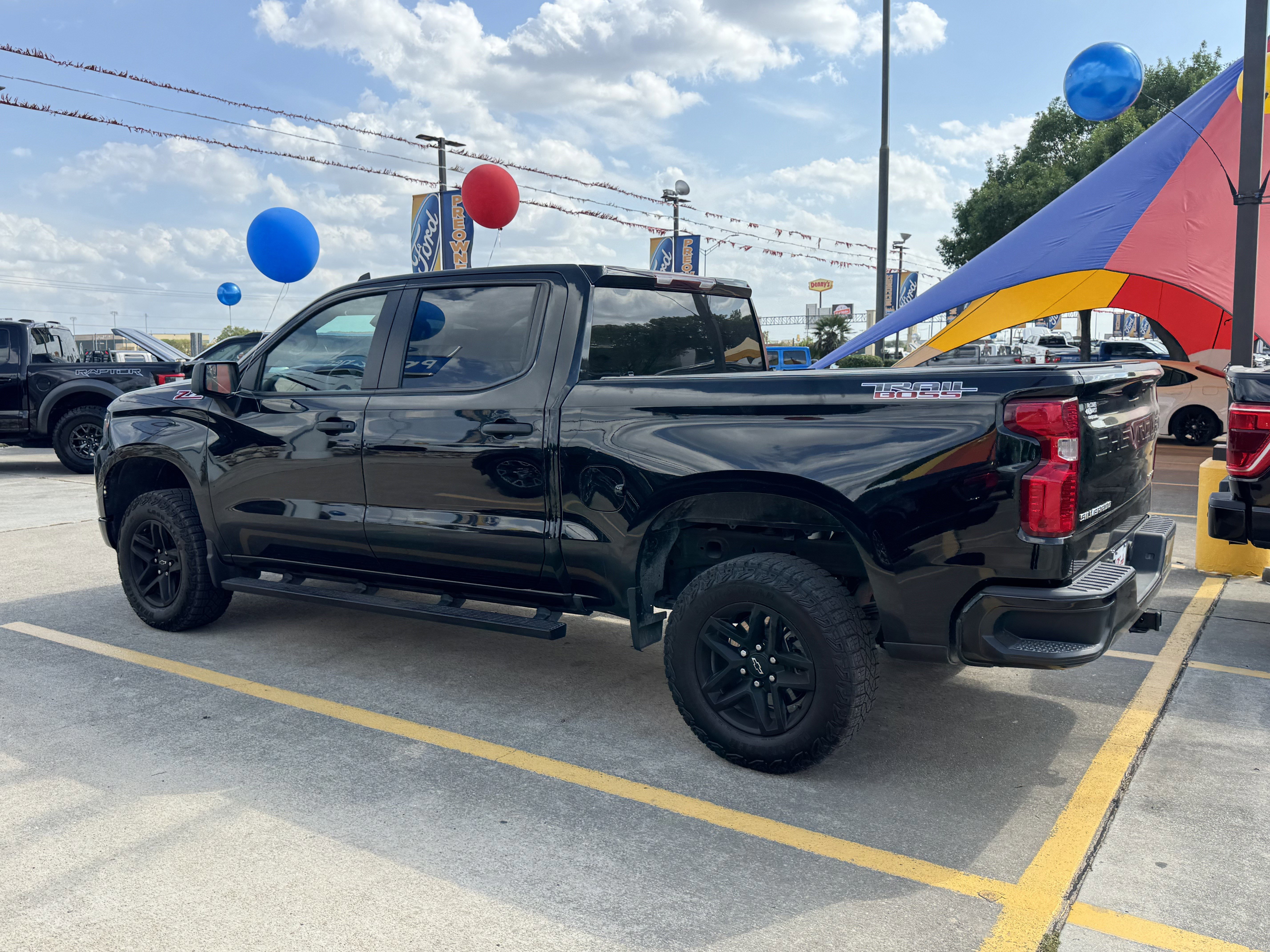 Used 2025 Chevrolet Silverado 1500 Custom Trail Boss w/ LPO, Dark Essentials Package image 6