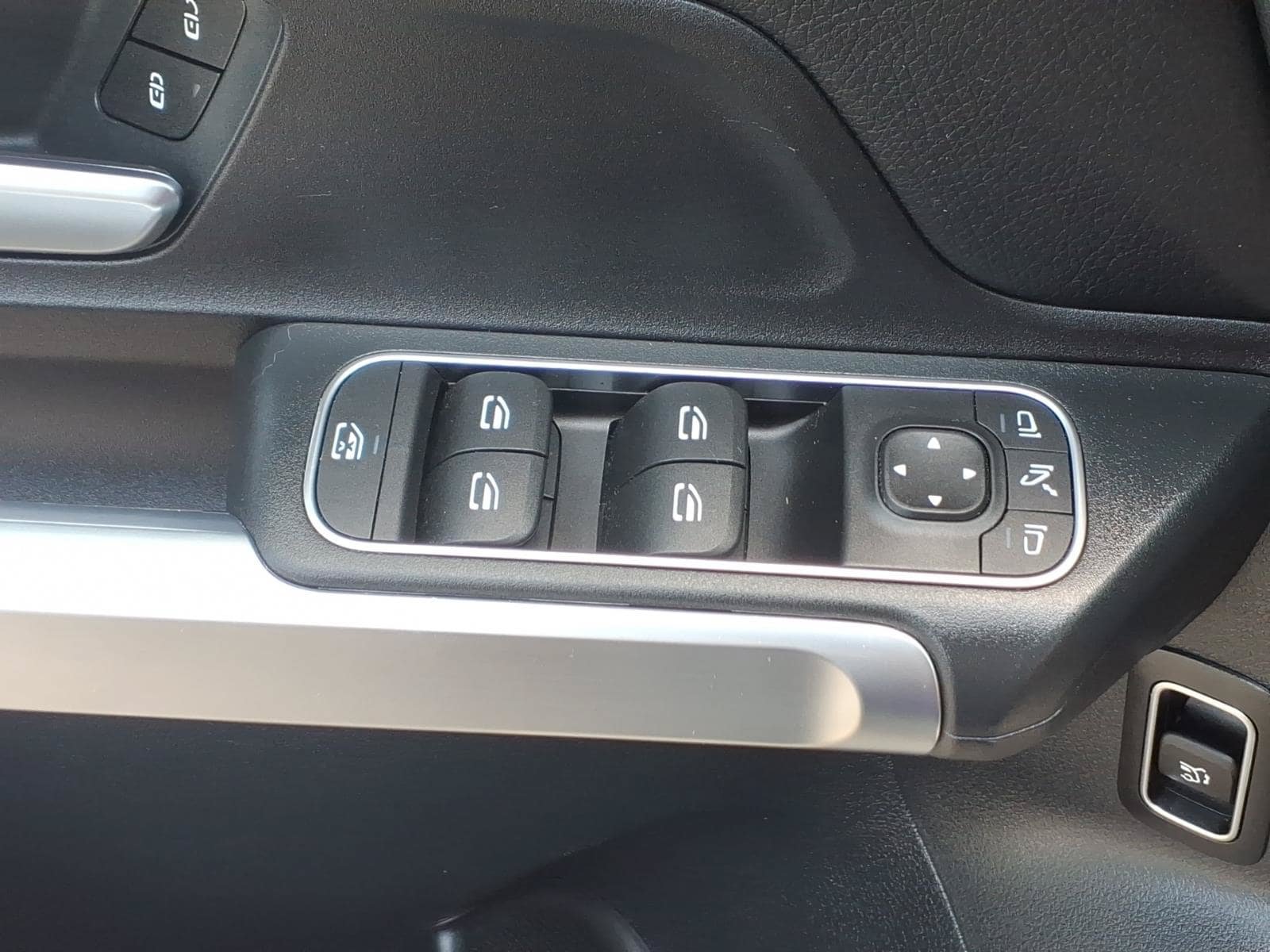 Used 2023 Mercedes-Benz GLB 250 4MATIC image 25