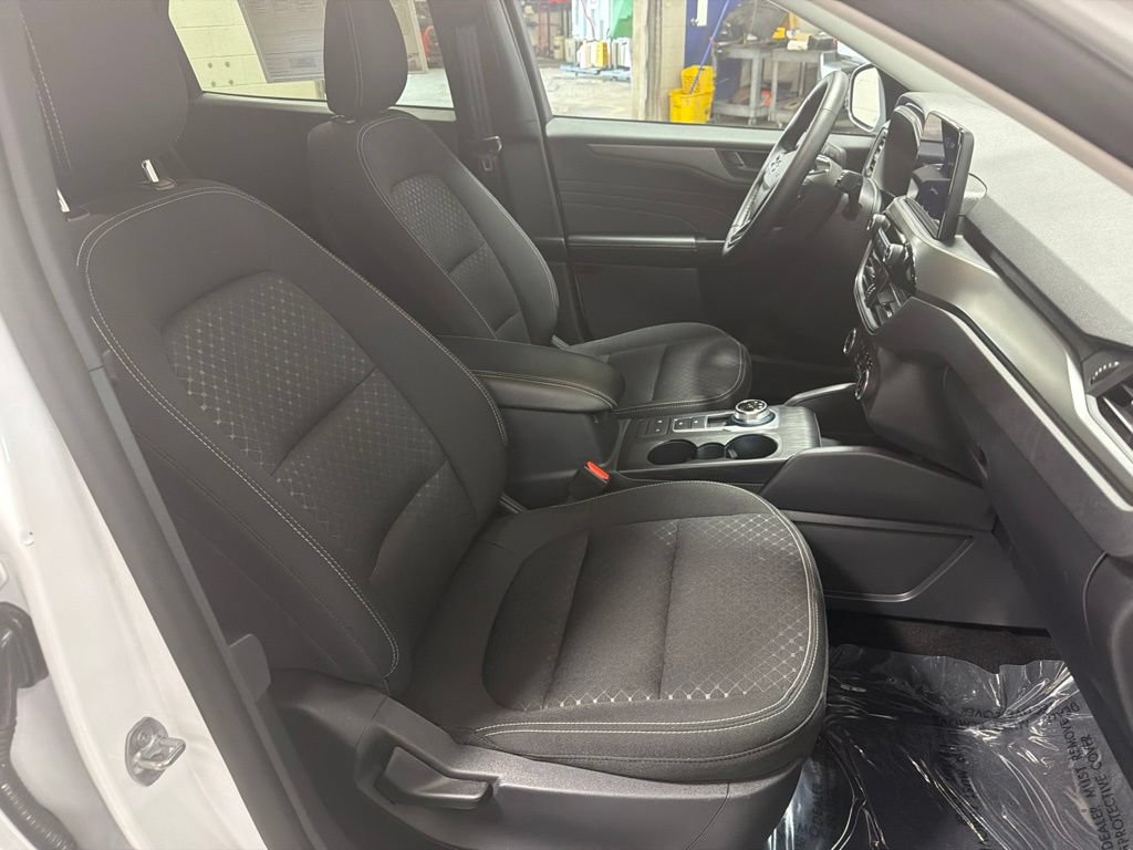 Certified 2025 Ford Escape Active AWD/4WD image 9