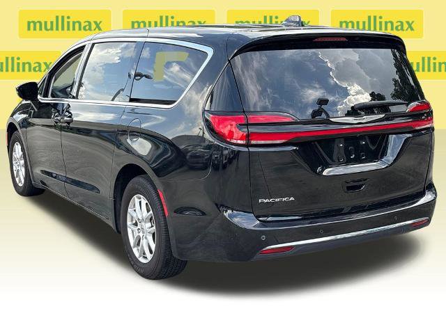 Used 2024 Chrysler Pacifica Touring-L FWD image 9