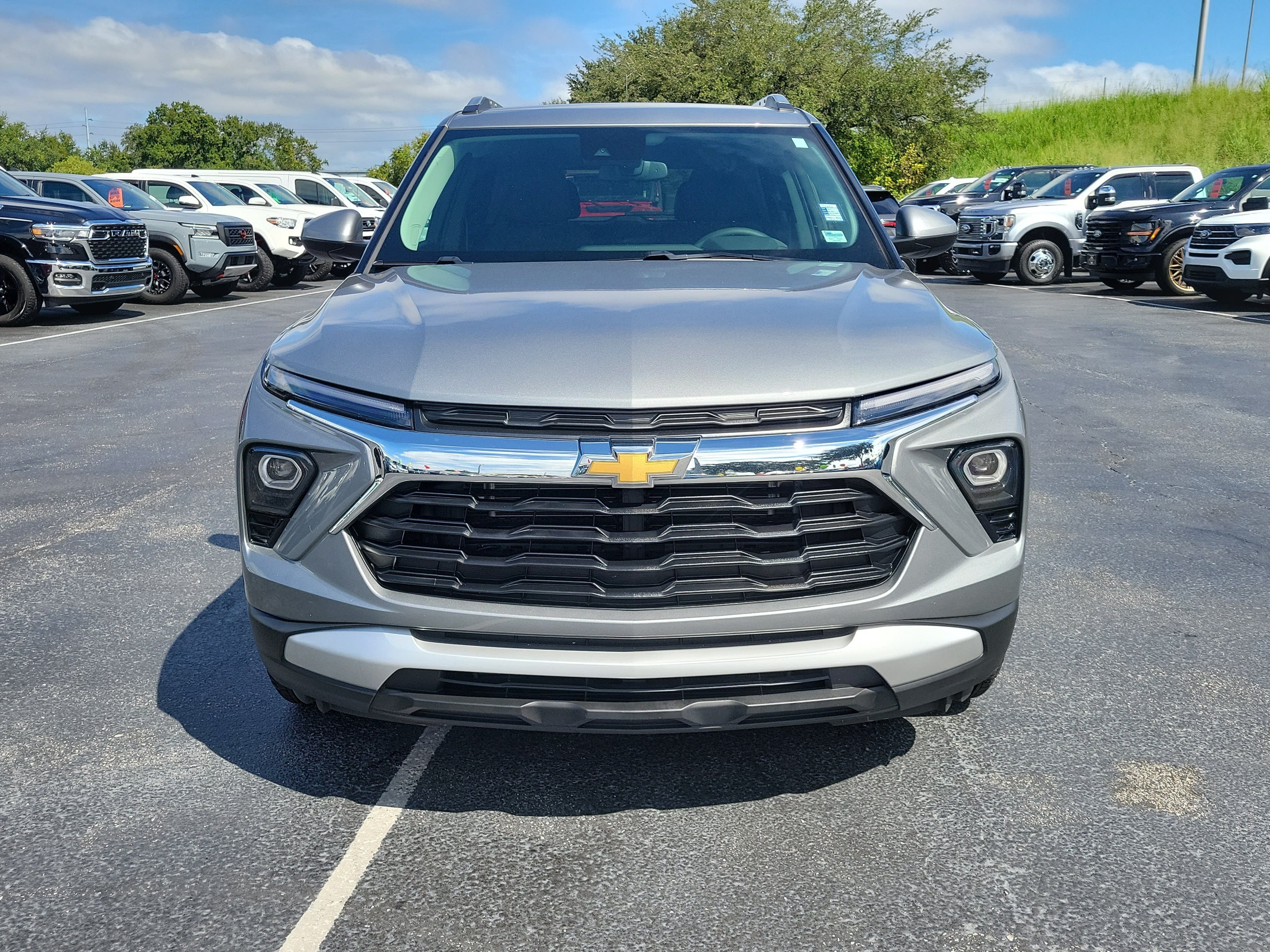 Used 2024 Chevrolet TrailBlazer LT FWD image 2