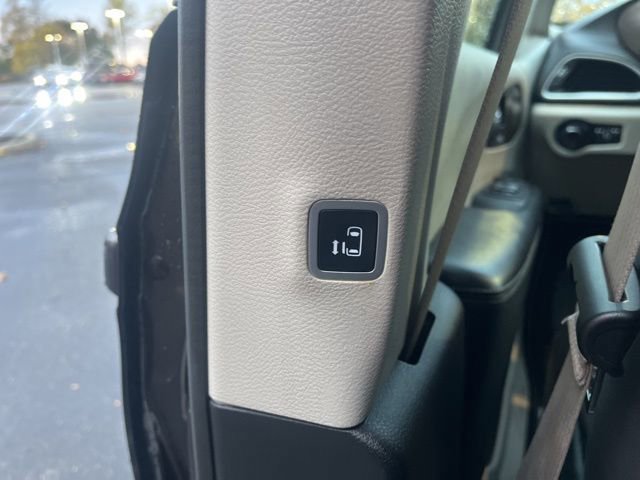 Used 2022 Chrysler Voyager LX image 18