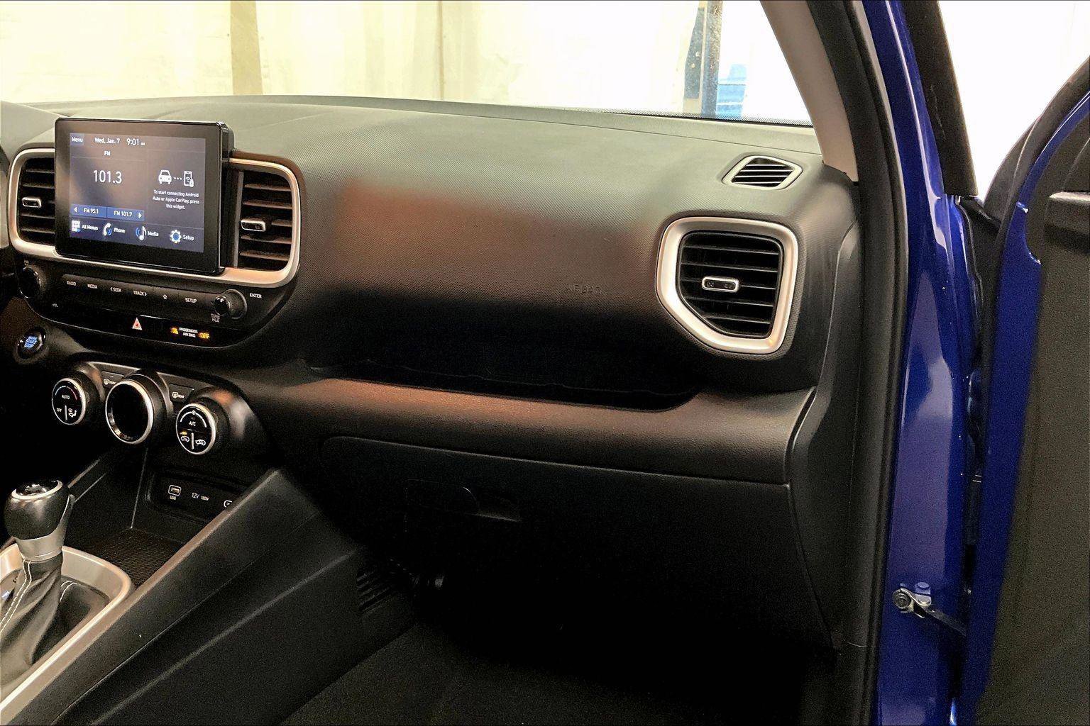 Used 2024 Hyundai Venue SEL image 15