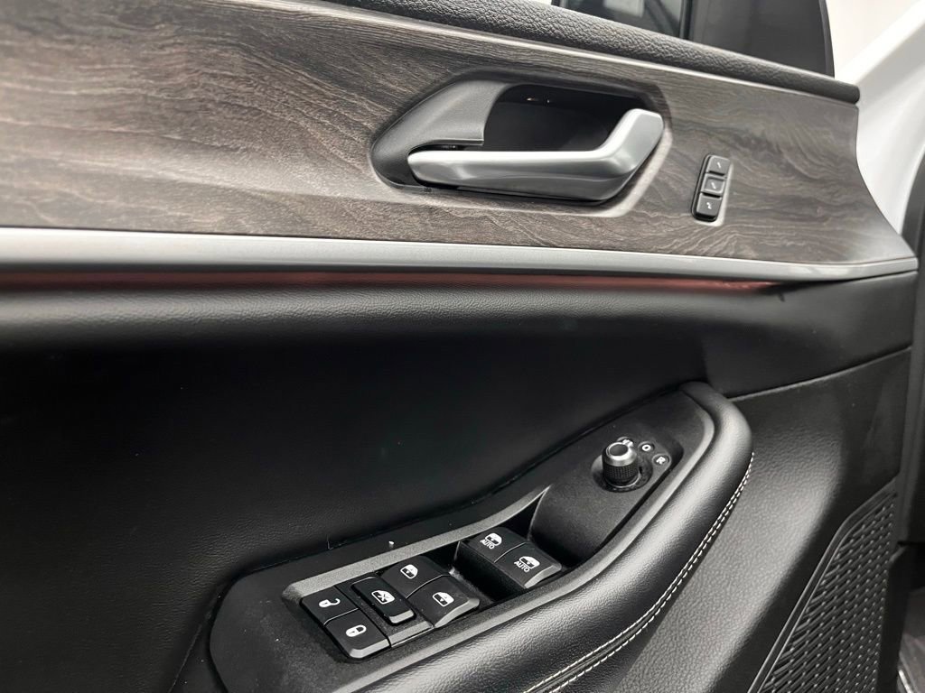 Used 2023 Jeep Grand Cherokee L Limited w/ Black Appearance Package image 17