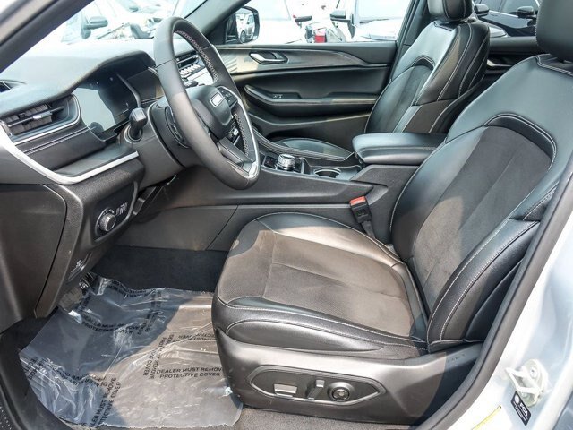 Used 2024 Jeep Grand Cherokee L Altitude AWD/4WD image 13