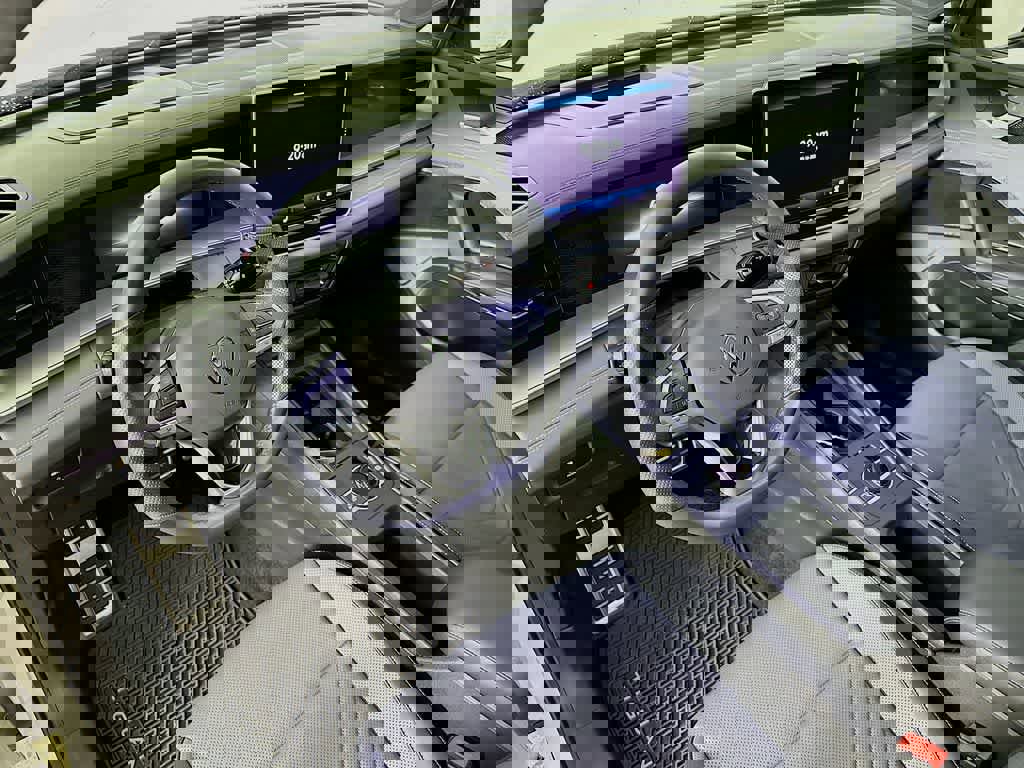 Used 2025 Volkswagen Tiguan SE R-Line image 2