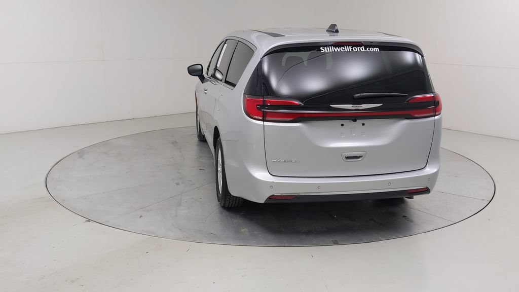 Used 2026 Chrysler Pacifica Select FWD image 15