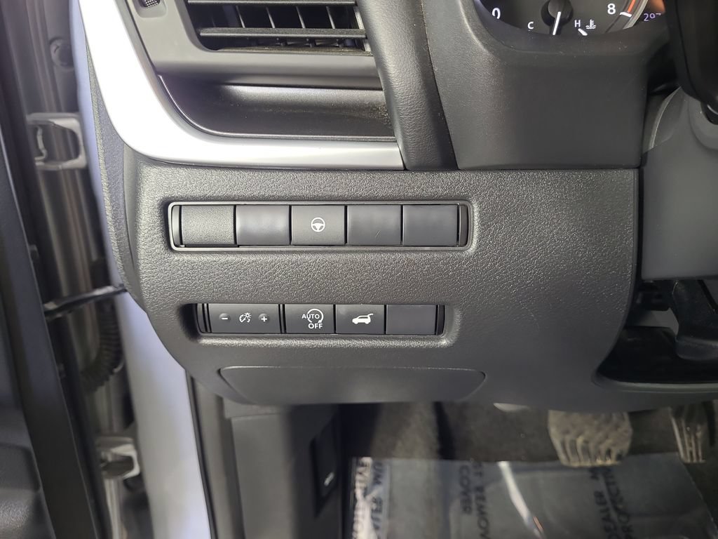 Used 2025 Nissan Rogue SV FWD image 15