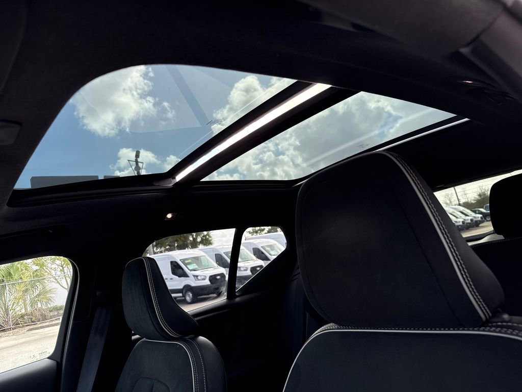 Used 2020 Volvo XC40 T5 R-Design image 10