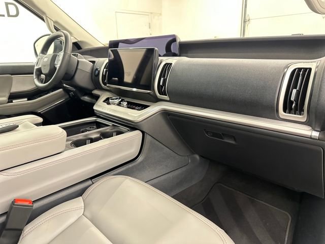 Certified 2025 Ford Expedition Active image 11