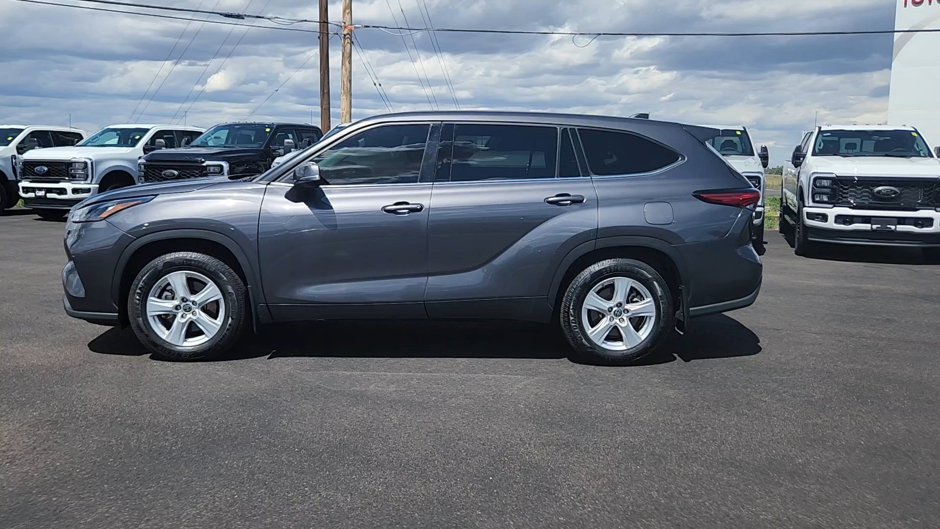 Used 2022 Toyota Highlander LE AWD/4WD image 2