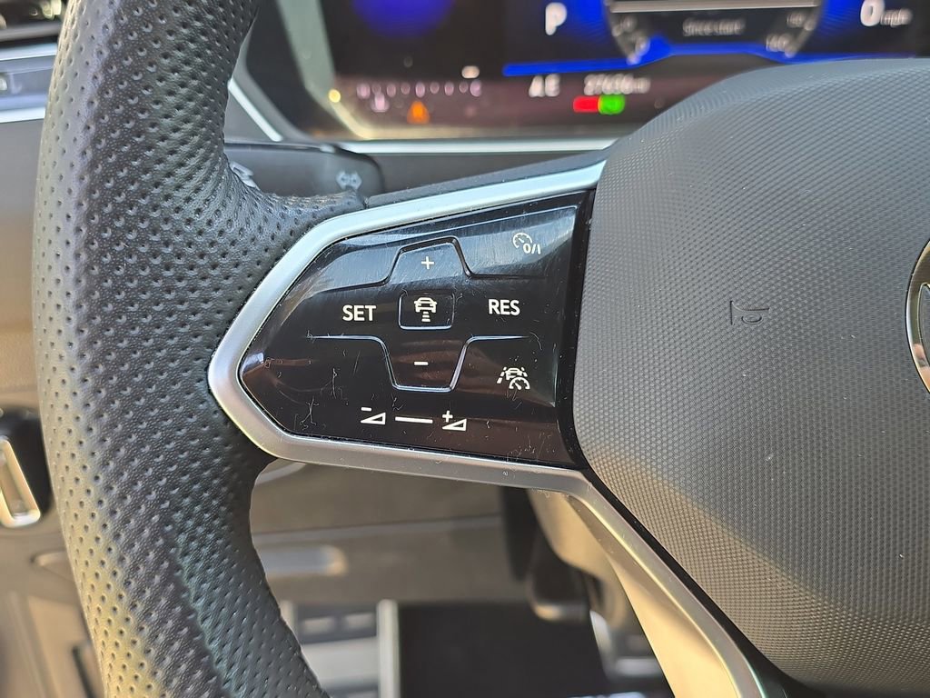 Used 2024 Volkswagen Tiguan SE R-Line image 29