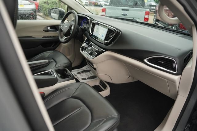 Used 2023 Chrysler Pacifica Touring-L FWD image 19