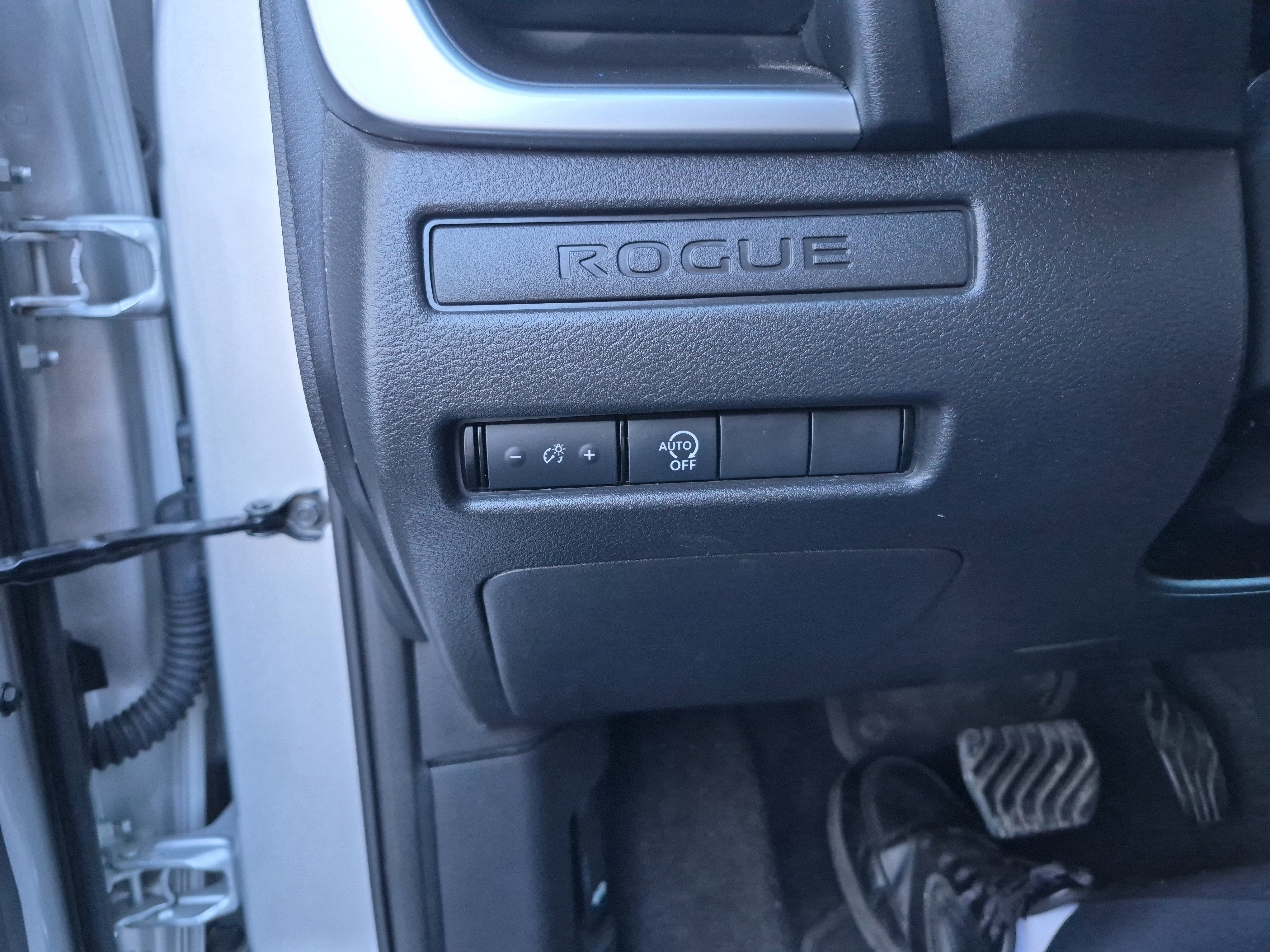Used 2024 Nissan Rogue S image 19