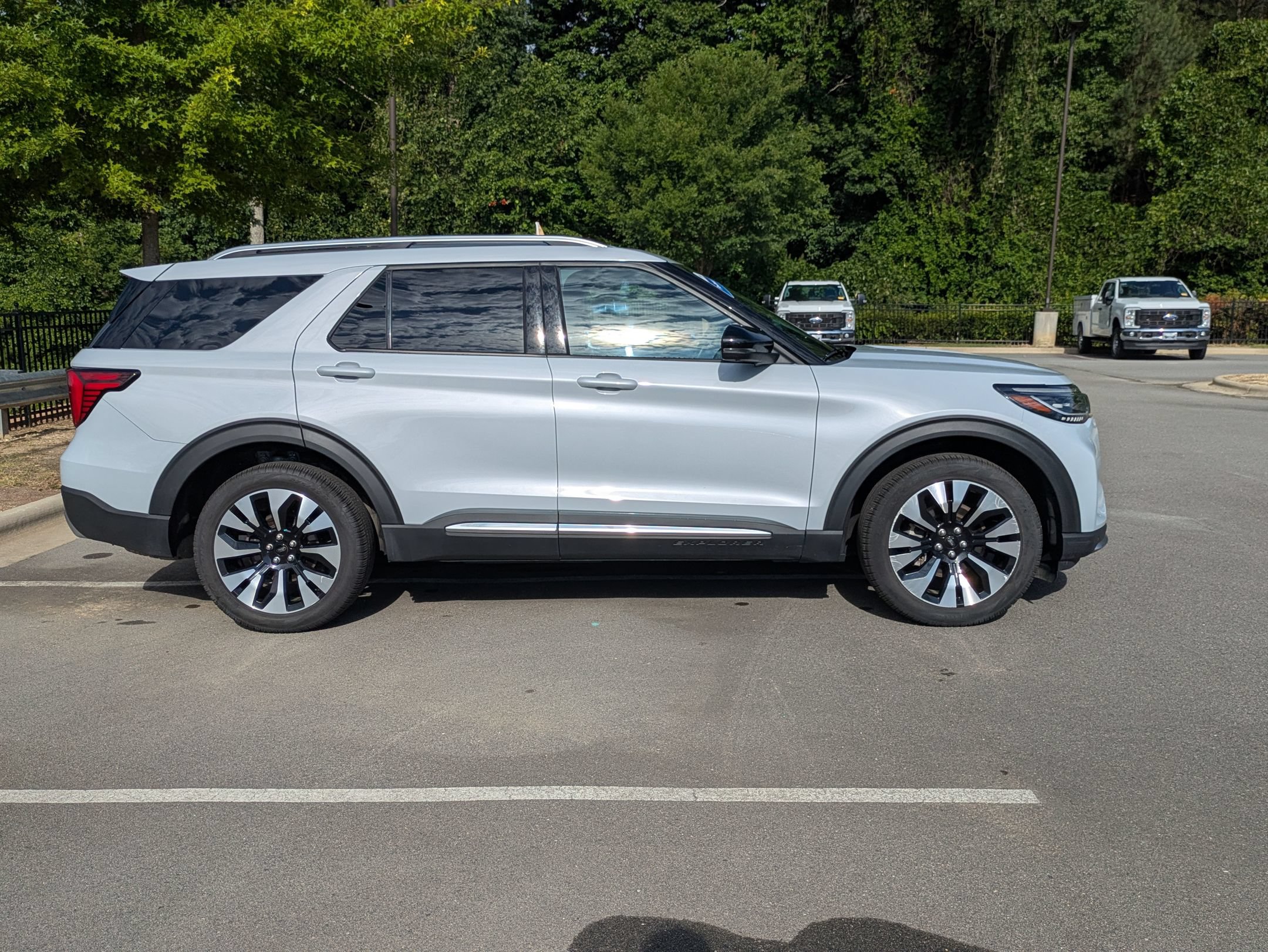 Certified 2025 Ford Explorer Platinum w/ LUX Leather Package AWD/4WD image 3