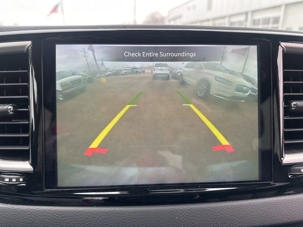 Used 2023 Chrysler Pacifica Touring-L image 15