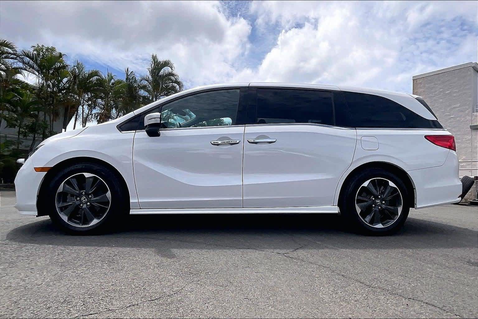 Used 2023 Honda Odyssey Elite image 3