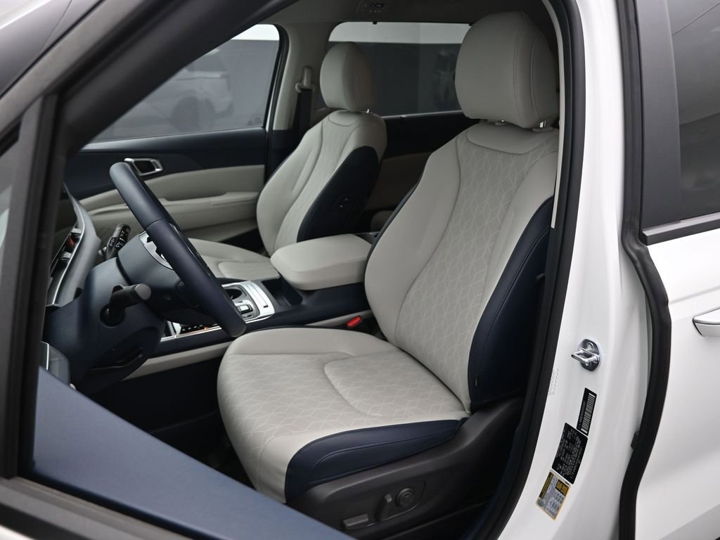 Used 2025 Kia Carnival EX image 9