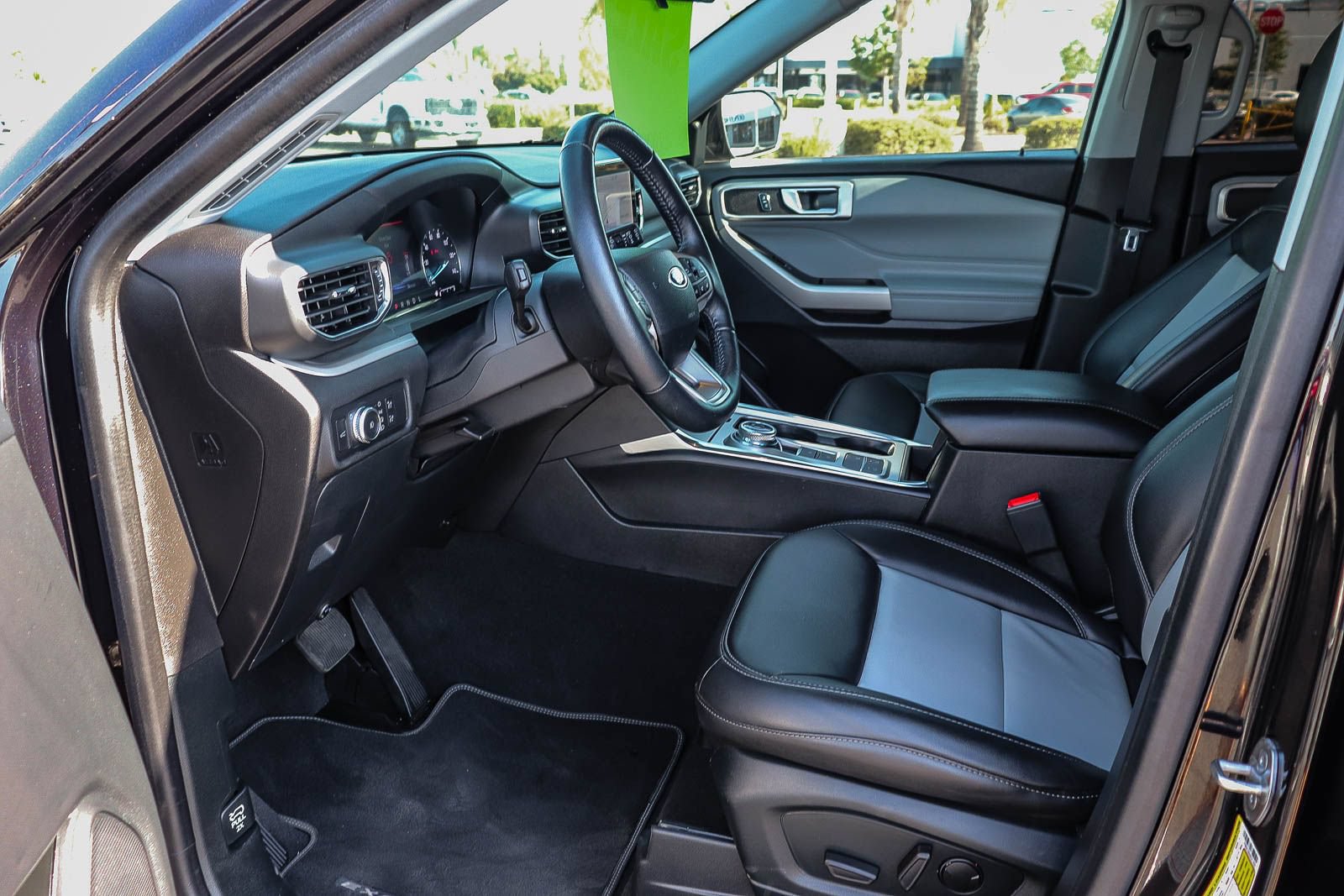 Certified 2022 Ford Explorer XLT w/ Equipment Group 202A RWD image 18