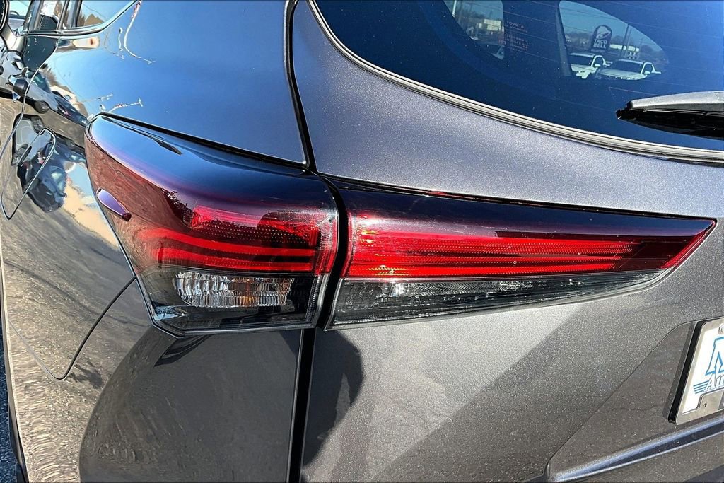 Used 2024 Toyota Highlander LE FWD image 30