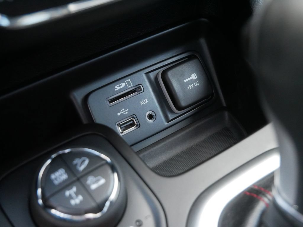 Used 2018 Jeep Cherokee Trailhawk AWD/4WD image 24