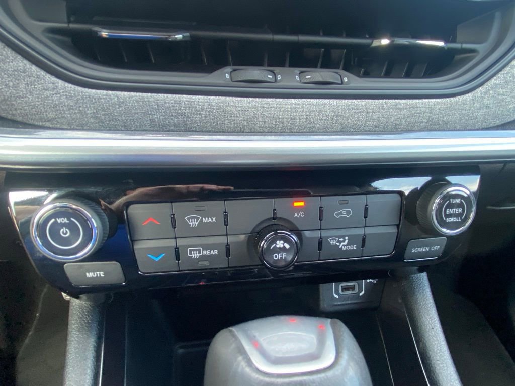 Used 2024 Jeep Compass Latitude image 17