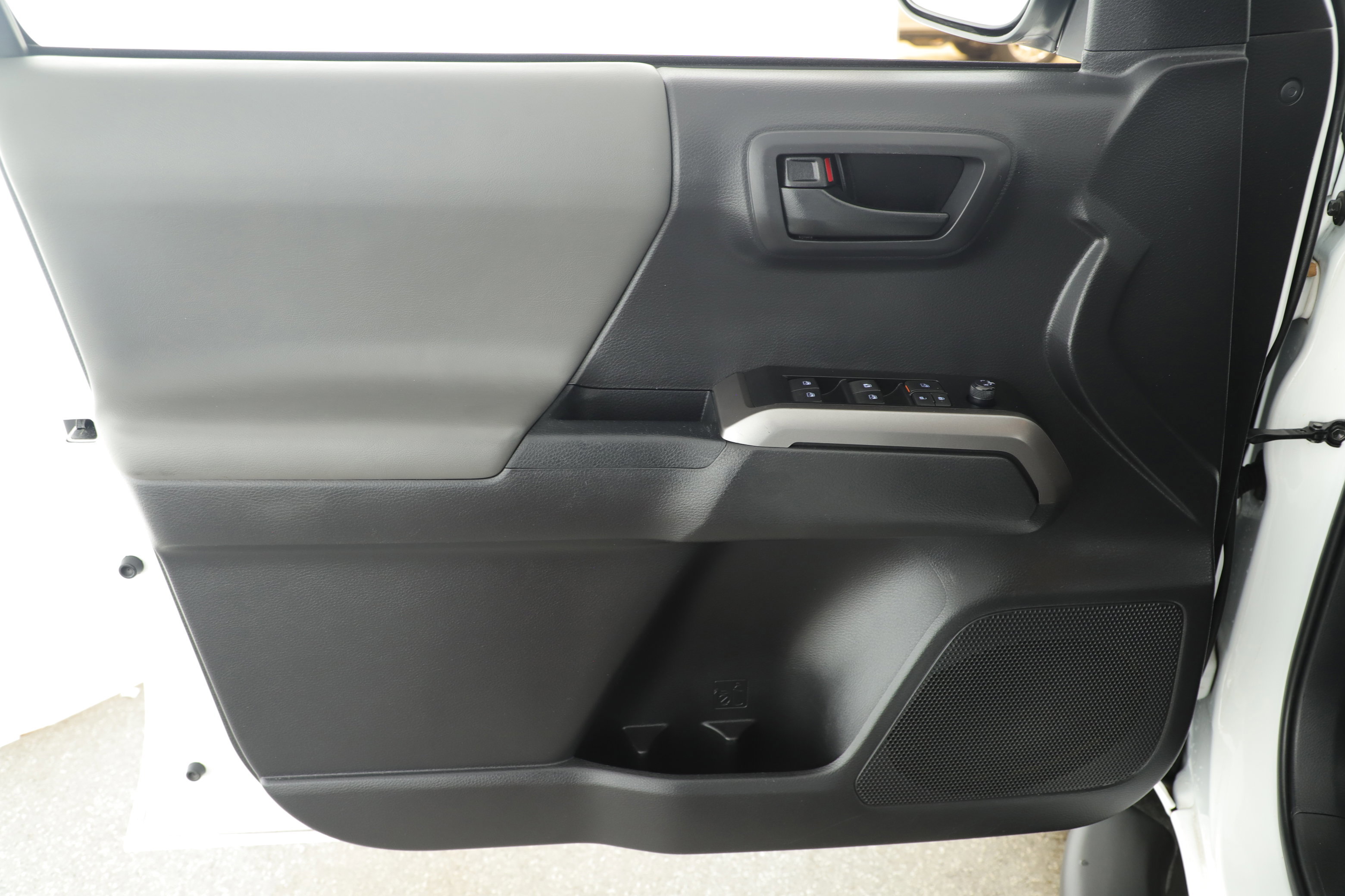 Used 2022 Toyota Tacoma SR5 w/ Technology Package image 8