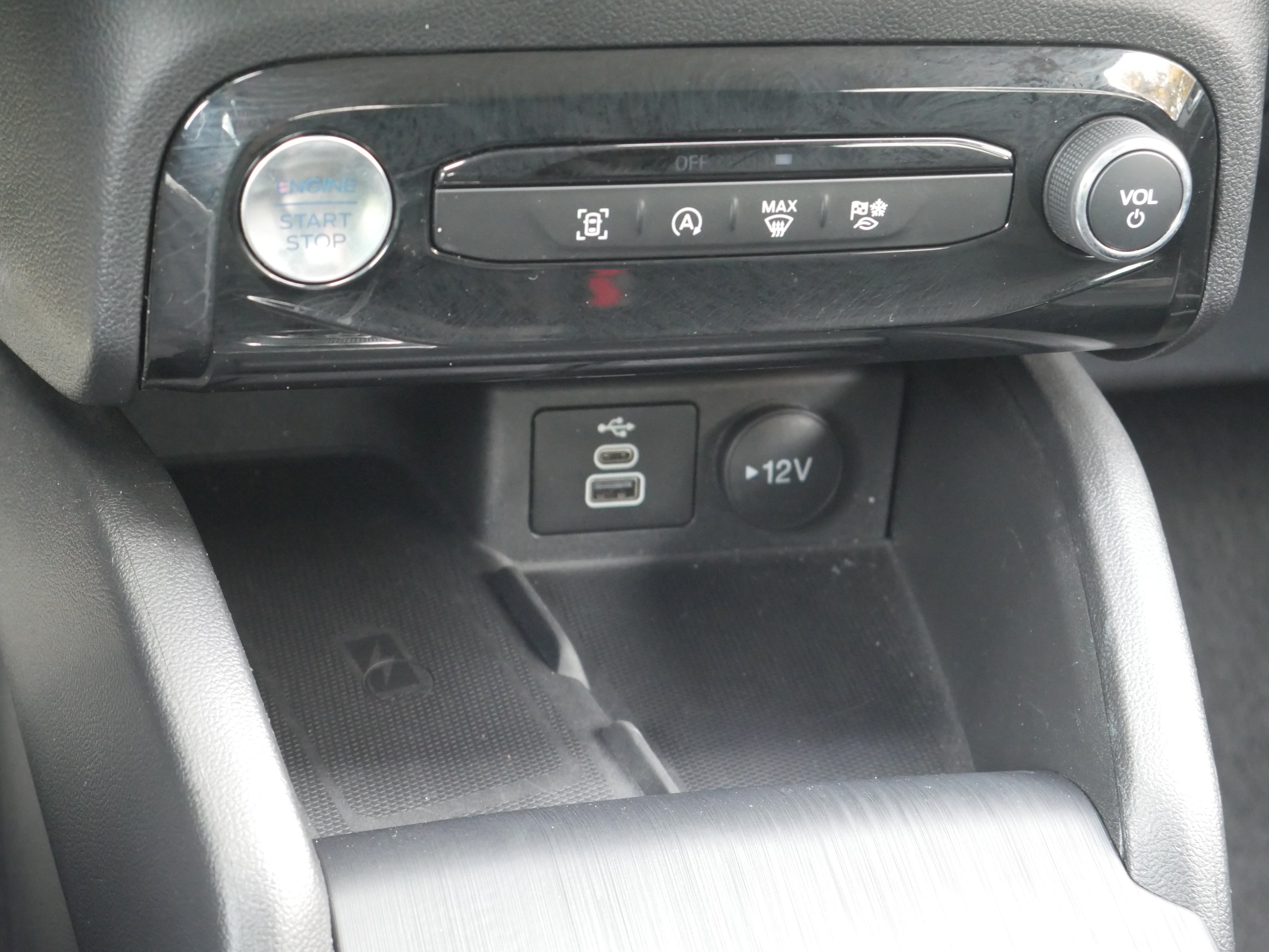Certified 2025 Ford Escape Platinum AWD/4WD image 12