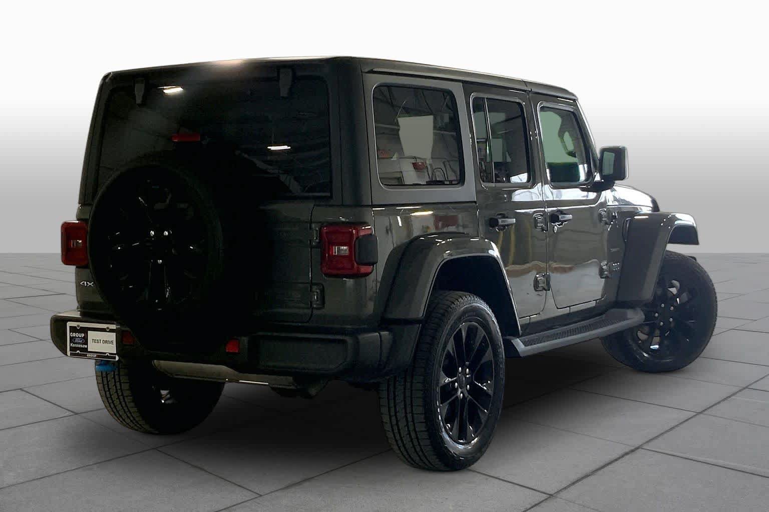 Used 2022 Jeep Wrangler Unlimited Sahara AWD/4WD image 13