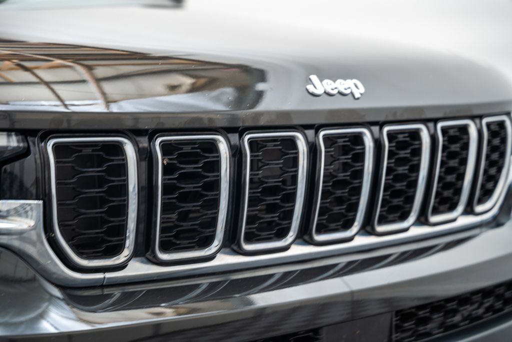 Used 2022 Jeep Grand Cherokee L Limited AWD/4WD image 11