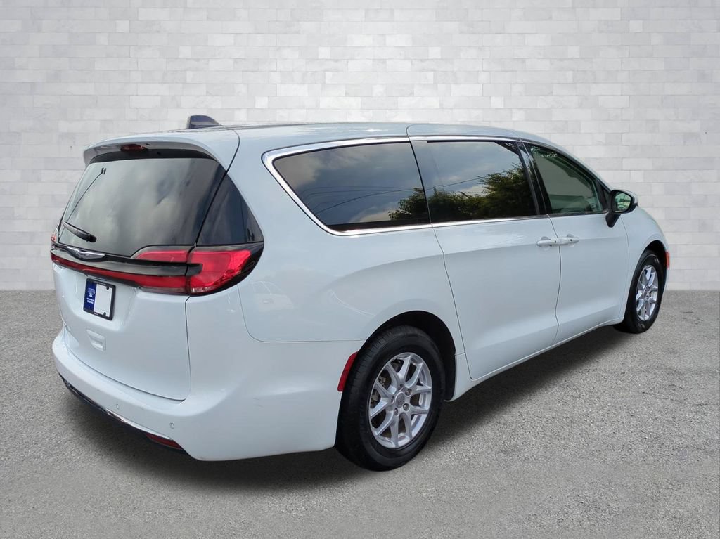 Used 2023 Chrysler Pacifica Touring-L FWD image 5