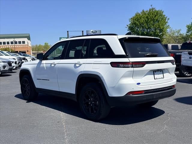 Used 2024 Jeep Grand Cherokee Altitude RWD image 6