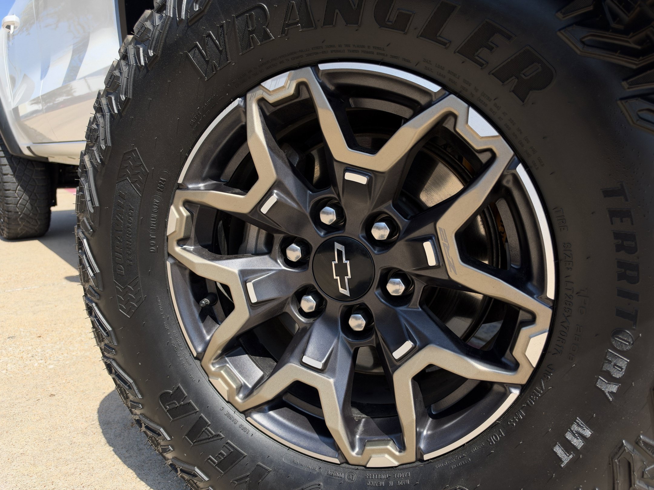 Used 2024 Chevrolet Colorado ZR2 w/ Technology Package AWD/4WD image 12