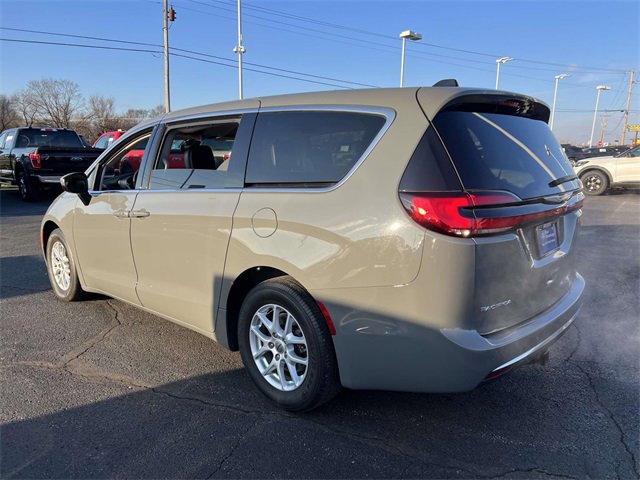 Used 2023 Chrysler Pacifica Touring-L image 3