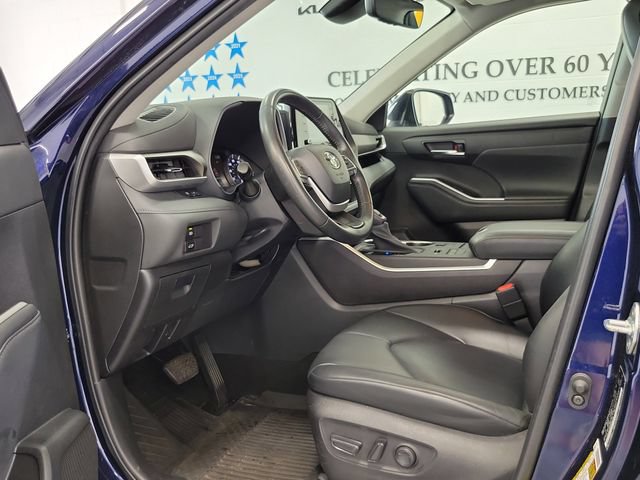 Used 2022 Toyota Highlander XLE AWD/4WD image 8