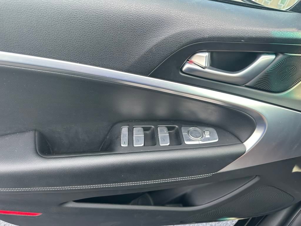 Used 2023 Genesis G70 2.0T image 17