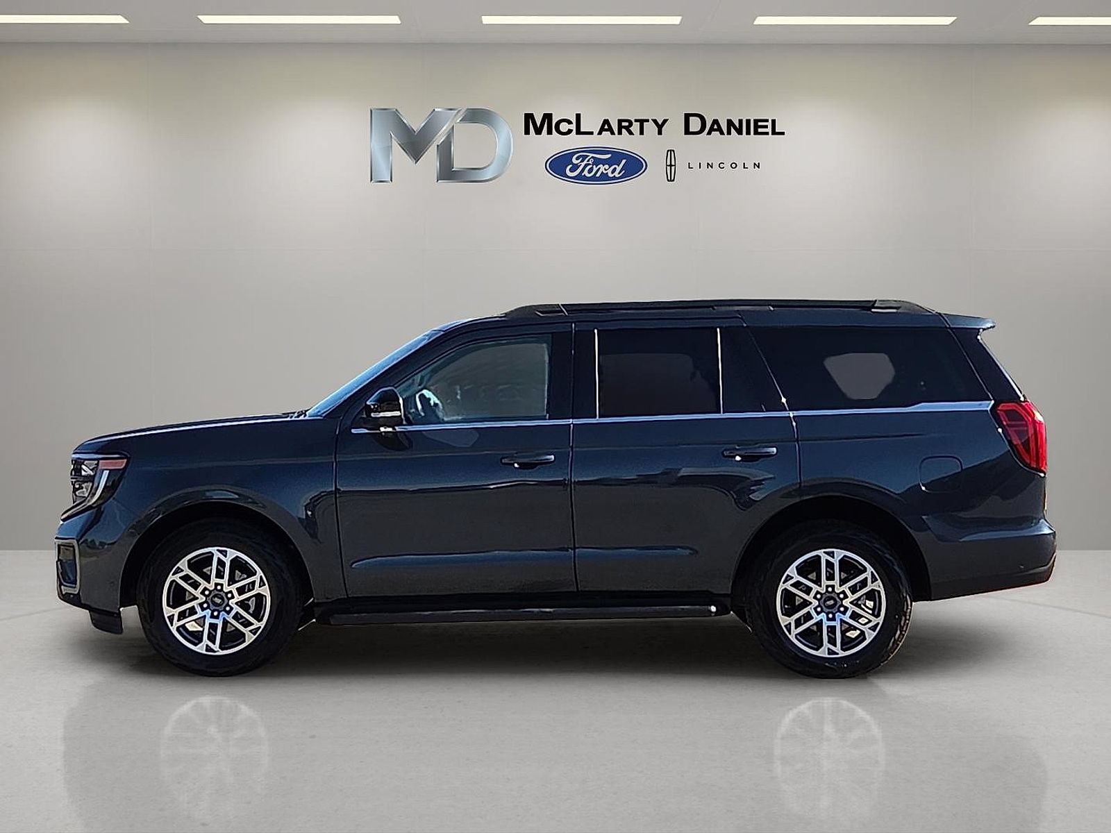 Certified 2025 Ford Expedition Active AWD/4WD image 3