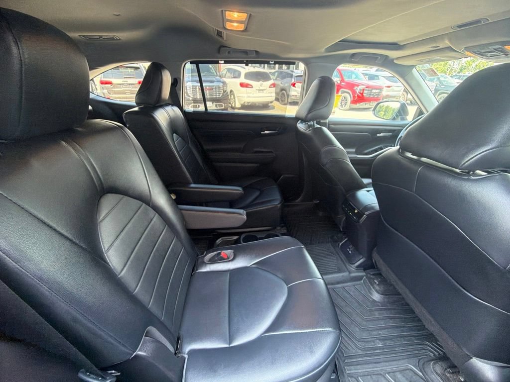 Used 2022 Toyota Highlander XLE AWD/4WD image 42