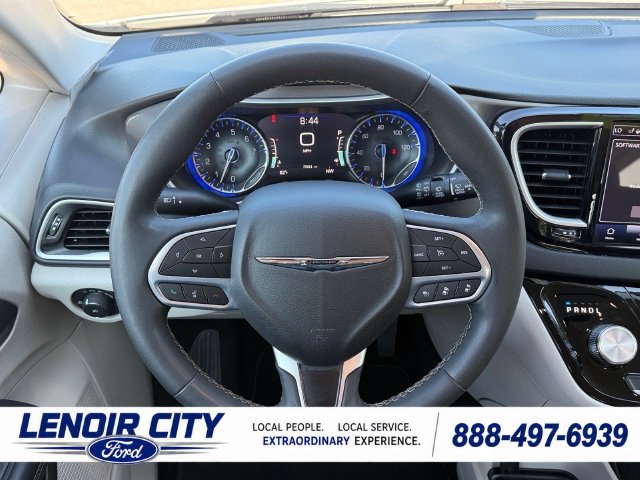 Used 2024 Chrysler Pacifica Touring-L FWD image 16